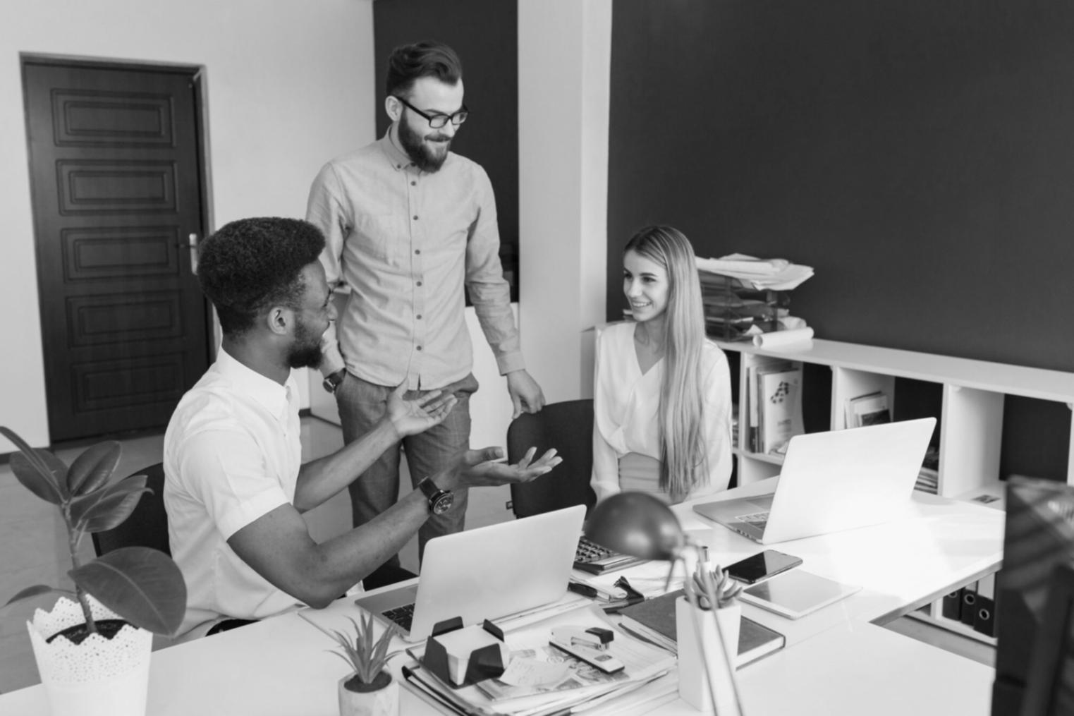 Espace de travail avec documents financiers et analyses