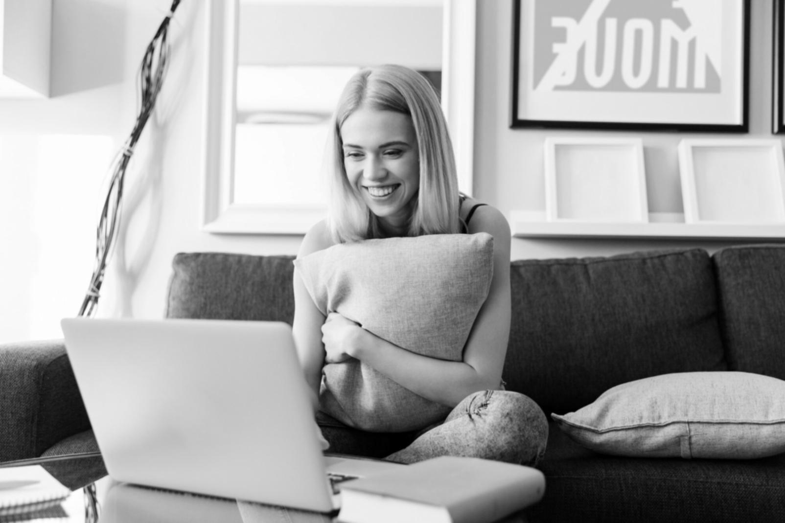 Professionnel analysant des données financières sur plusieurs écrans