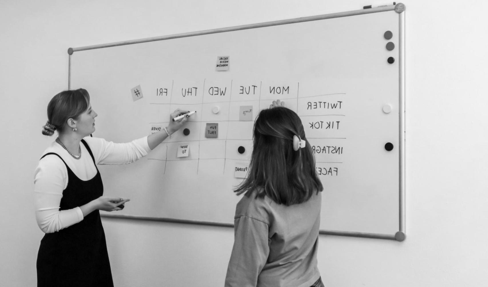 Espace de travail d'analyse financière avec écrans montrant des modèles de valorisation et tableaux de données